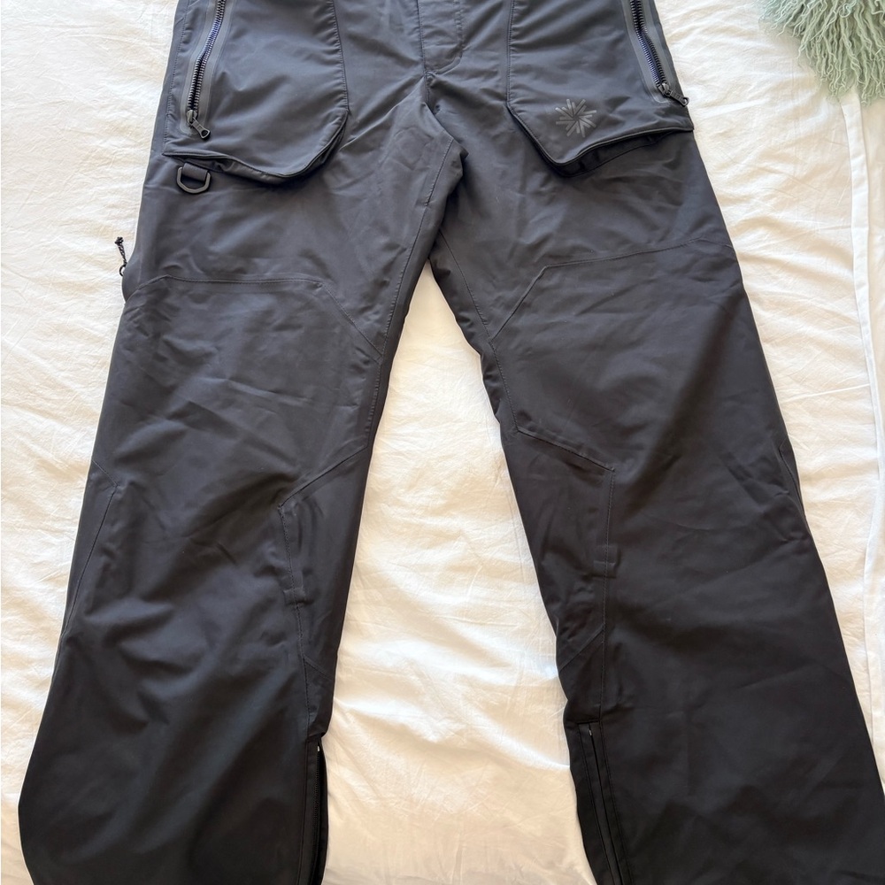 Men’s black XL Isora snow pants
